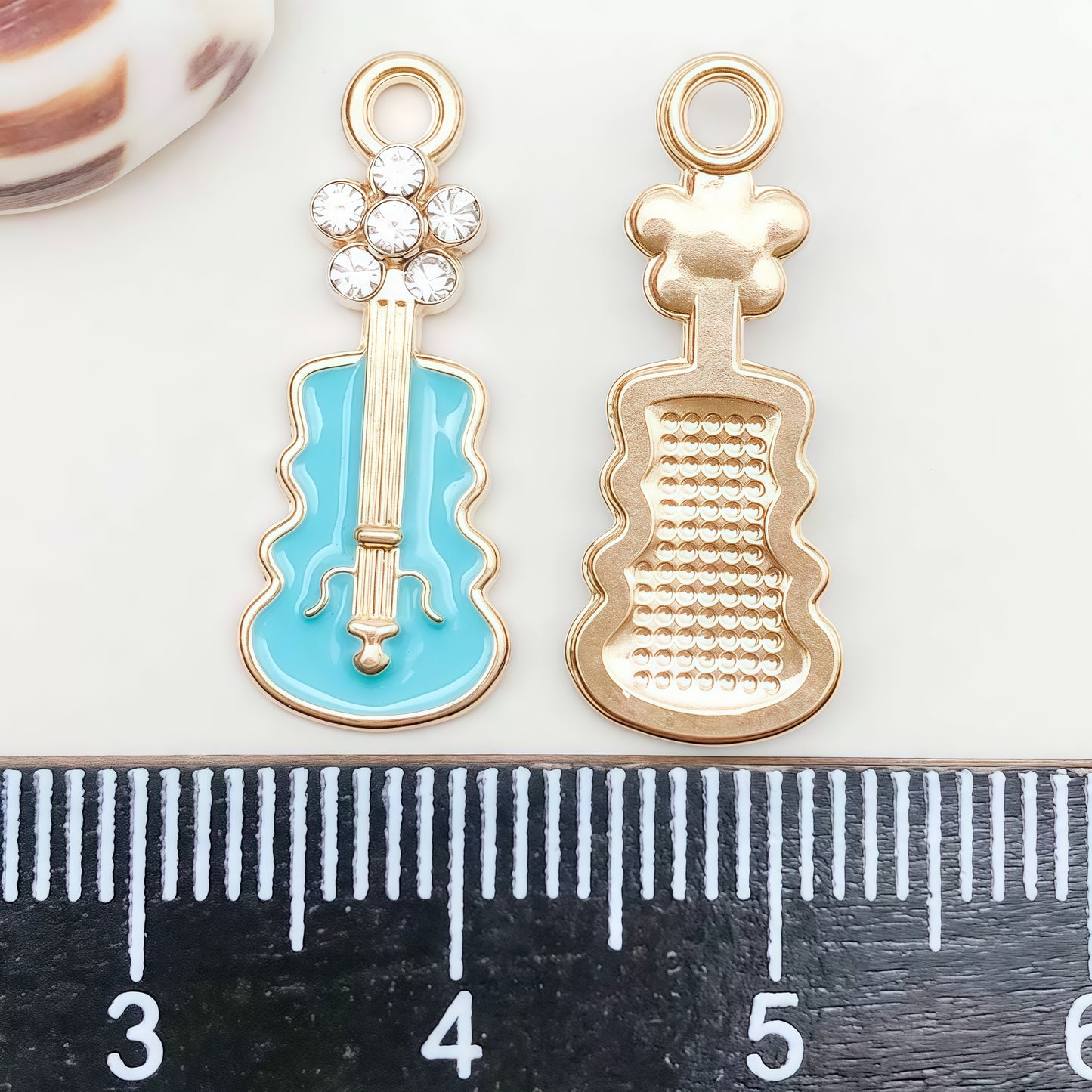 [P018]   Diamond-Pointed Guitar-High Quality Charms