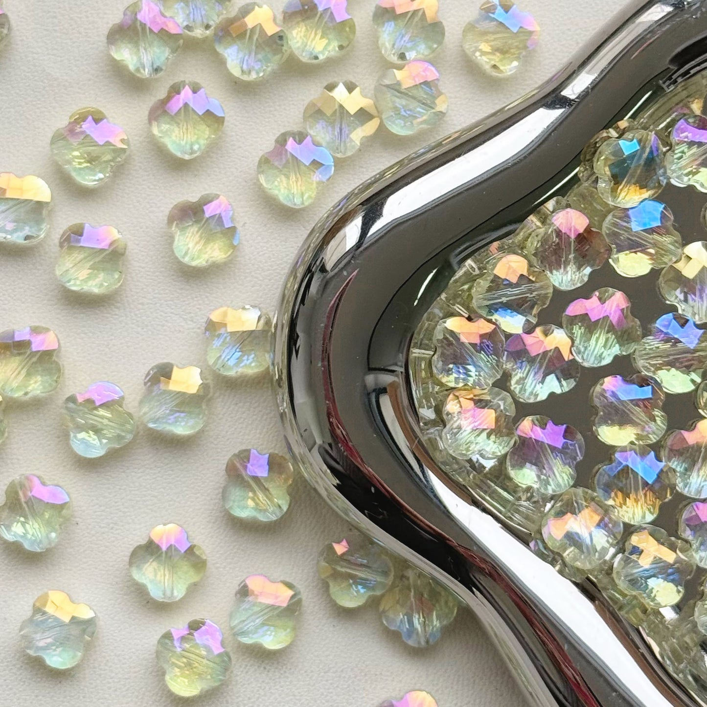 [K004]   Four-Leaf Clover Flashing Beads