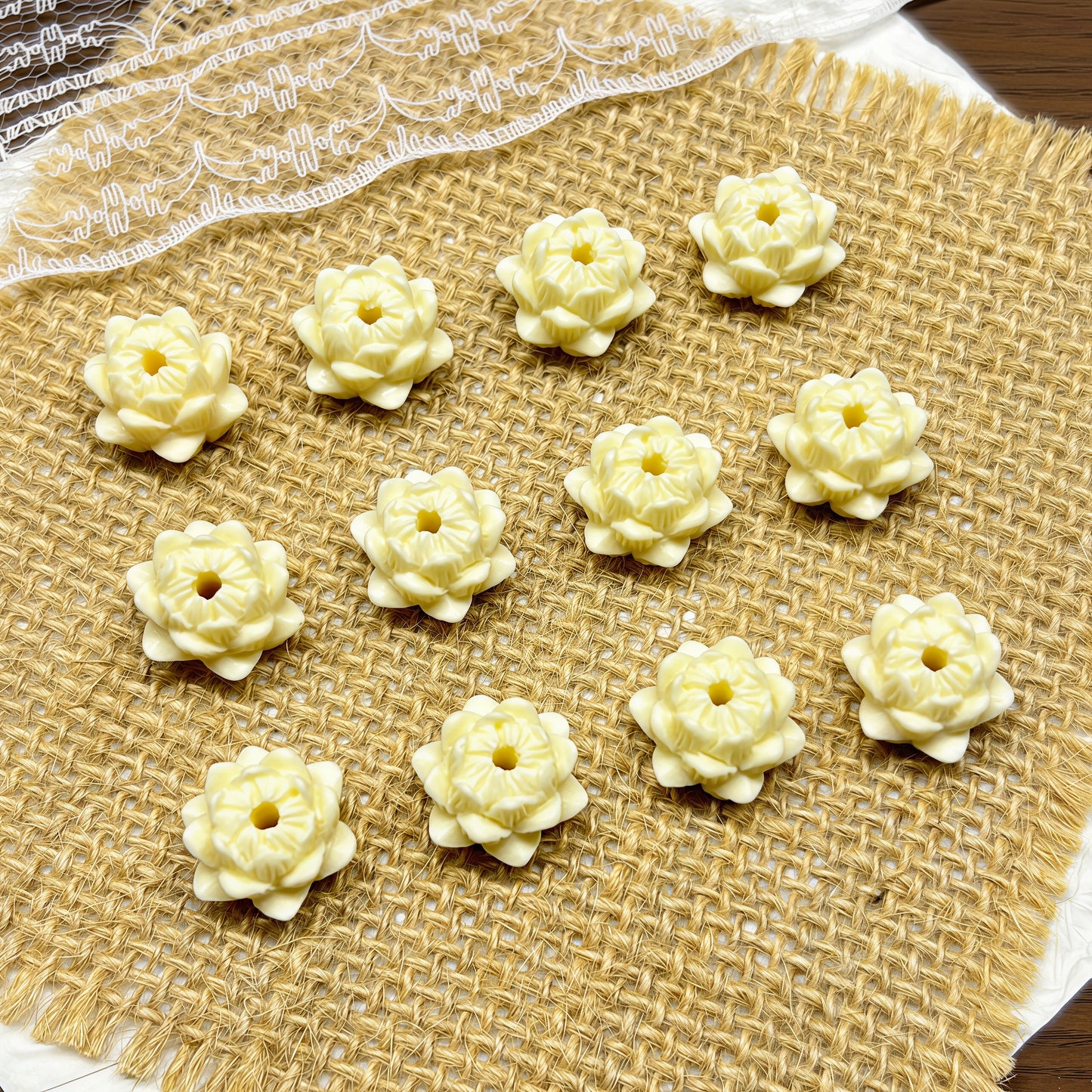 [P088] Lvory-Colored Carved Lotus Flower