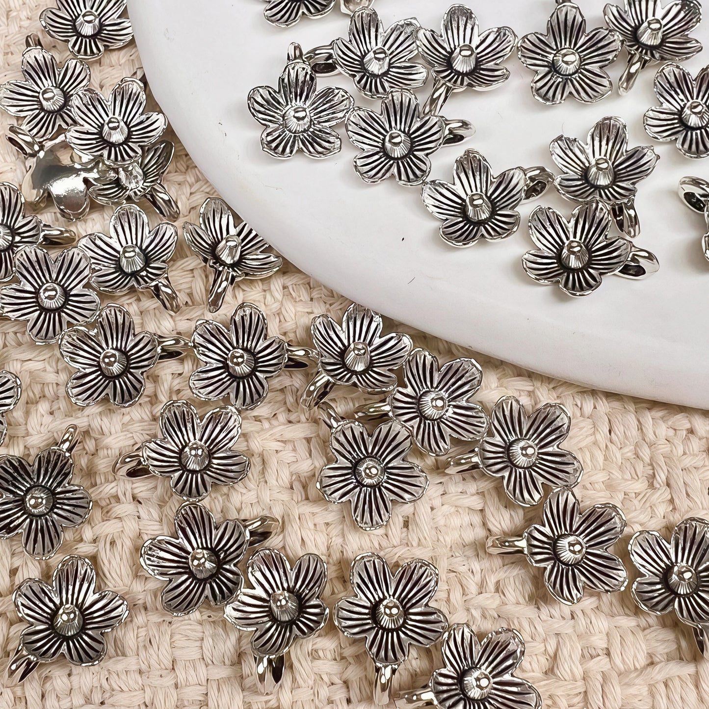 🆕 [P100]    Retro Alloy Flower Pendant